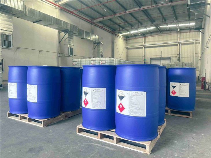 99,9 prosent organisk kjemisk løsningsmiddel etylacetat